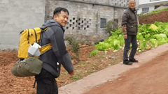 Chàng trai 9x đi bộ 1.400 km về quê đón Tết: 'Chân không còn là của mình' và cái kết làm cha già nức nở