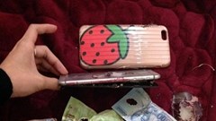 Tôi vừa bỏ ngay việc cất tiền trong ốp điện thoại! 