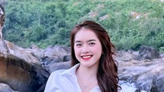 Cận cảnh nhan sắc xinh đẹp trong sáng của bông hoa núi rừng Bana Yona Cươn ở tuổi 22