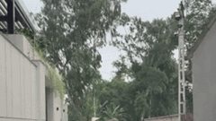 Mẹ đội nón lá, nhảy múa trước biệt thự đón con gái: Mỗi lần về một kiểu chào khác nhau