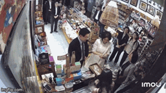 Clip Tổng thống Hàn Quốc mua miếng dán tủ lạnh trong cửa hàng lưu niệm trên phố Hà Nội