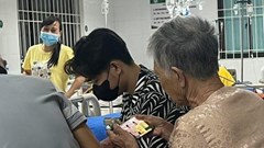 Bà “quậy tung phòng bệnh”, cách giải quyết của cháu trai khiến ai cũng nể