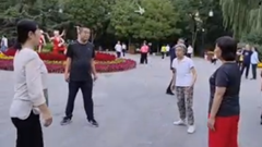 Mê đá cầu, cụ bà ngoài 80 tuổi ngày nào cũng ra công viên “tìm đối“