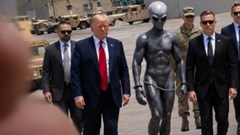 Sau hồ sơ UFO của Bộ Chiến tranh Mỹ, ông Trump bất ngờ đăng ảnh “người ngoài hành tinh”: Thực hư ra sao?