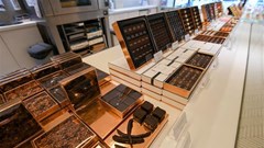 Hợp chất trong trà và socola đen có thể giúp hạ huyết áp