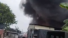 TP Hồ Chí Minh: Cháy lớn nhà xưởng nhựa ở Hóc Môn, thiêu rụi nhiều tài sản
