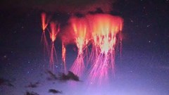 Video tia sét đỏ hiếm gặp xuất hiện trên bầu trời Tây Tạng