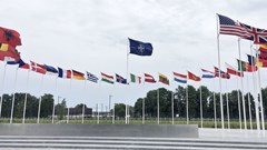 NATO đối mặt với quyết định sống còn trước đe doạ rút lui của Mỹ