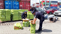 Hải quan thu giữ hơn 84.000 bao thuốc lá lậu và 5kg ma túy đá