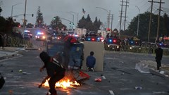 Wall Street Journal: Cuộc chiến trục xuất người nhập cư bất hợp pháp đẩy nước Mỹ tới ngã ba đường