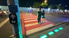 Đi bộ qua đường an toàn nhờ đèn cảnh báo