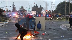 Thủy quân lục chiến Mỹ lần đầu bắt giữ dân thường tại Los Angeles