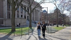 Tư pháp Mỹ ngăn chính quyền cắt tài trợ nghiên cứu và siết tuyển sinh quốc tế