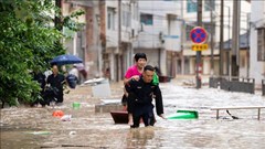 Lũ lụt nghiêm trọng tại miền Nam Trung Quốc và bão lớn tại Pháp