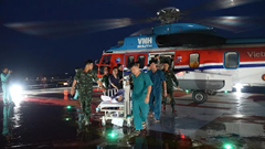 Cấp cứu hàng không đưa bệnh nhân bị thủng tạng về đất liền an toàn
