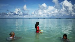 Lo nước biển nhấn chìm, hơn 1/3 người quốc gia này muốn di dân