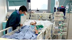 Lách qua khe cửa hẹp, cậu bé mắc căn bệnh hiếm gặp hồi phục thần kỳ