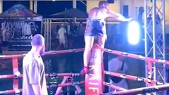 Kinh hoàng võ sĩ bị điện giật ngay trên võ đài sau khi chiến thắng