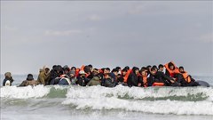 Số người di cư trái phép sang Anh bằng thuyền nhỏ tăng cao kỷ lục