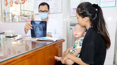 Gắp thành công kim băng ghim vào thực quản của trẻ một tuổi