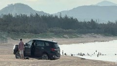 Người đàn ông bị trừ 2 điểm giấy phép lái xe vì lái xe ô tô xuống biển