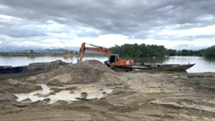 Quảng Trị bắt nhiều vụ khai thác cát trái phép trên sông Kiến Giang