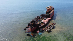 Tháo dỡ, trục vớt tàu hơn 4.500 tấn mắc cạn từng “gây sốt“