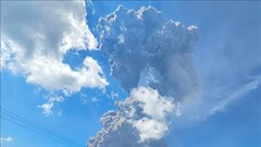 Hàng loạt chuyến bay đến Bali bị hủy do núi lửa phun tro bụi cao 18 km