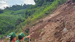 Sạt lở gây ách tắc tuyến độc đạo lên Cửa khẩu quốc tế La Lay