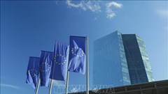 Pháp kêu gọi ECB giảm lãi suất