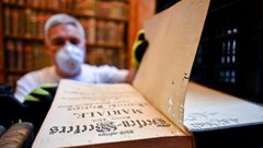 Nỗ lực cứu 100.000 cuốn sách khỏi bọ cánh cứng ở thư viện lâu đời nhất Hungary