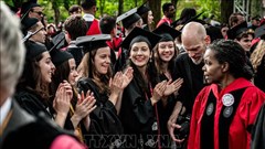 Số sinh viên Mỹ nộp đơn vào đại học Anh tăng cao kỷ lục