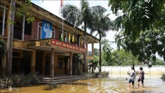 Các trường học vùng ngập úng của Hà Nội ứng phó với bão số 3