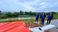 Đê hữu Cầu đoạn qua xã Đa Phúc gặp sự cố, hạn chế phương tiện qua lại