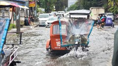 Hàng nghìn người Philippines sơ tán do lũ lụt sau bão Wipha