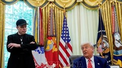 Tổng thống Mỹ bất ngờ đề nghị hỗ trợ hãng xe điện Tesla