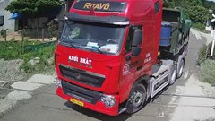 Xe tải nối đuôi vượt ẩu, tông gãy cần chắn đường sắt ở Quảng Ngãi