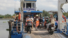 An toàn giao thông mùa mưa bão: Vẫn còn chủ quan với “bà thủy”