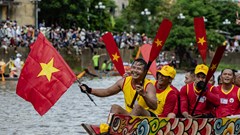 Khi dòng sông hóa thành sân khấu của lòng dân