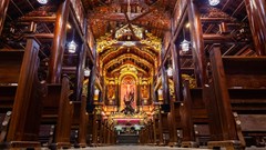 Choáng ngợp trước vẻ đẹp của nhà thờ gỗ đồ sộ ở bên sông Gianh