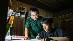 Những người lính giữ đất, giữ trời và giữ cả ước mơ trẻ thơ