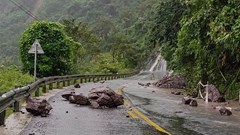 Quảng Trị: Nước lũ dâng nhanh, di dời khẩn 10 hộ dân