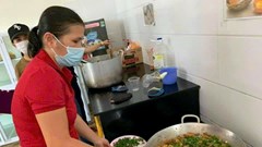 Chăm lo “người giữ lửa” bữa ăn học đường