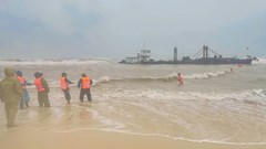 Quảng Trị: 6 thuyền viên thoát nạn sau khi bị lật tàu trên biển