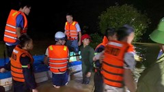 Quảng Trị: Cứu 7 người mắc kẹt giữa sông Hiếu trong mưa lớn