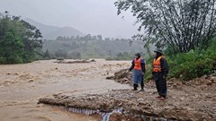 Quảng Trị: Một lái xe tải “liều mạng” vượt đập tràn lúc mưa lũ đang lên