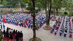 Sân trường ấm lên từ vòng tay hướng về vùng lũ