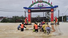 Nghĩa đồng bào vượt qua lũ dữ