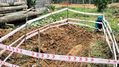 Phát hiện quả bom “khủng” trong vườn nhà dân