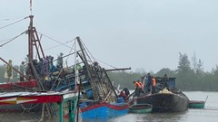 Cứu hộ tàu cá gặp sự cố khi neo đậu ở âu thuyền